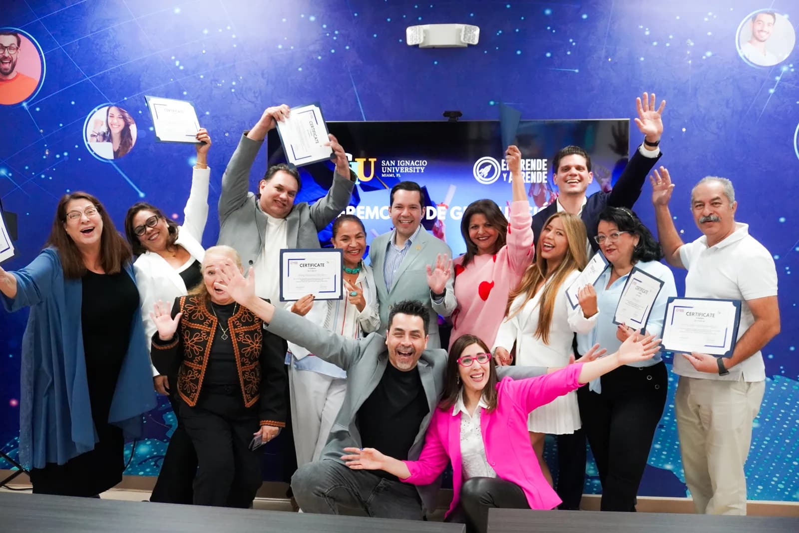 Ceremonia de graduación — alumnos de Emprende y Aprende con sus certificados en San Ignacio University